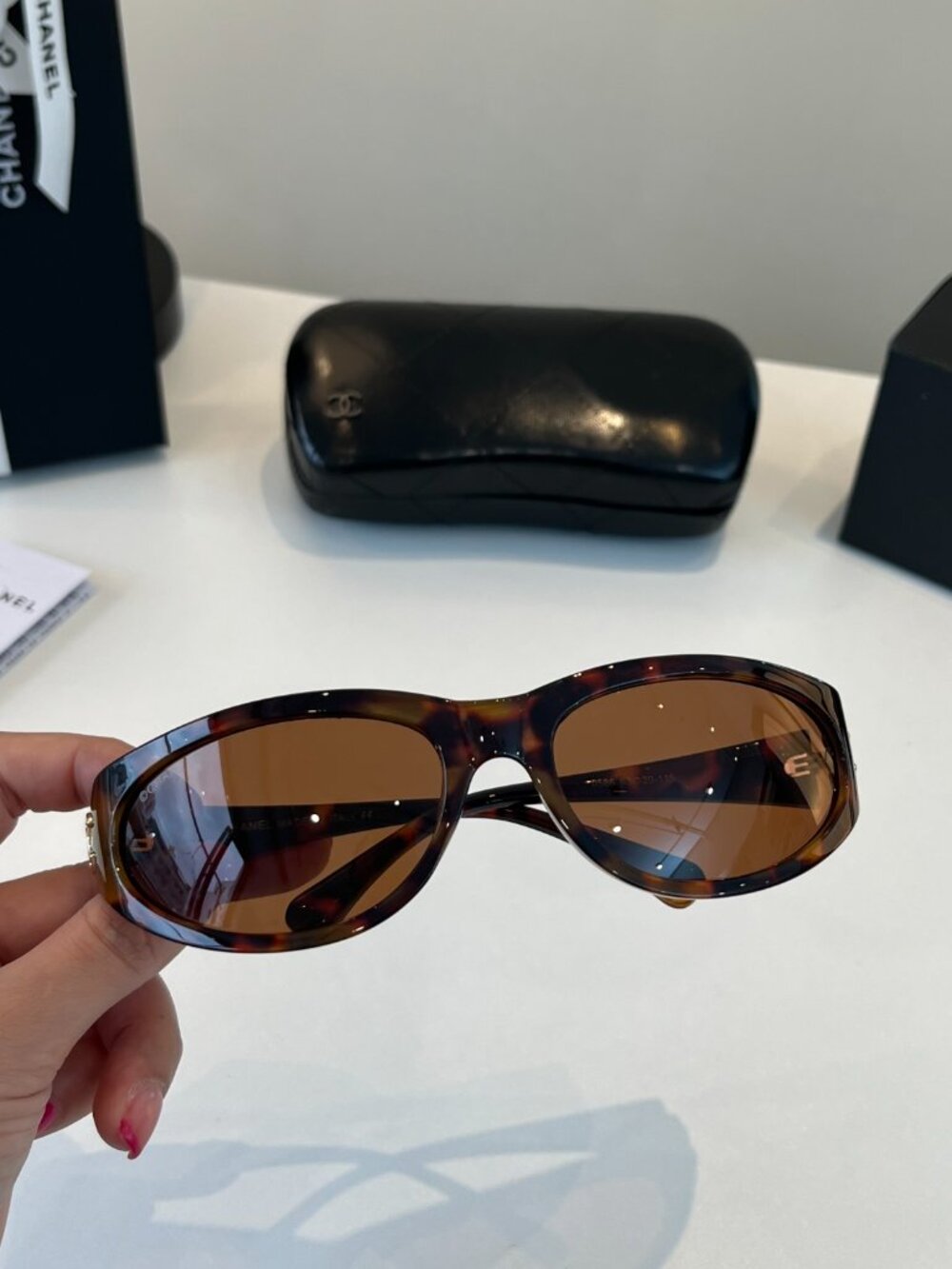 Vintage Chanel gold logo sunglasses - Picture 10 of 10
